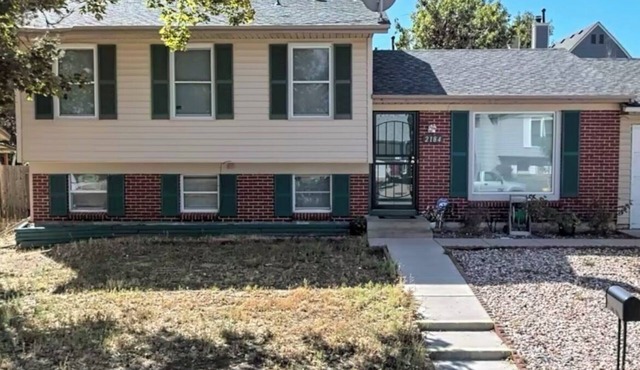 Serene 3-bedroom house with AC in charming Aurora