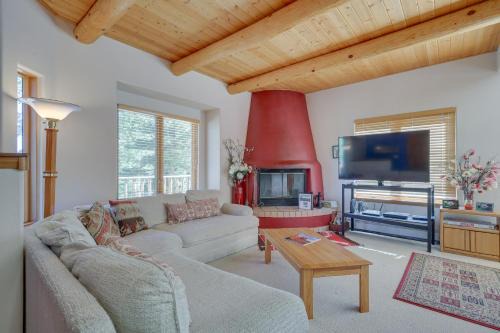 Serene Amalia Cabin w/Deck & Mountain Views