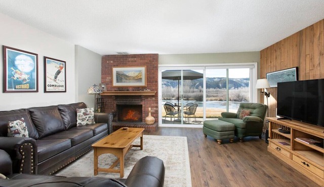 Serene Pondside Townhome w/Views, Dog Friendly