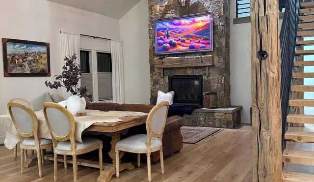 Serene Stay with Gorgeous Views, Bright, Cozy & Close to Everything Fruita.
