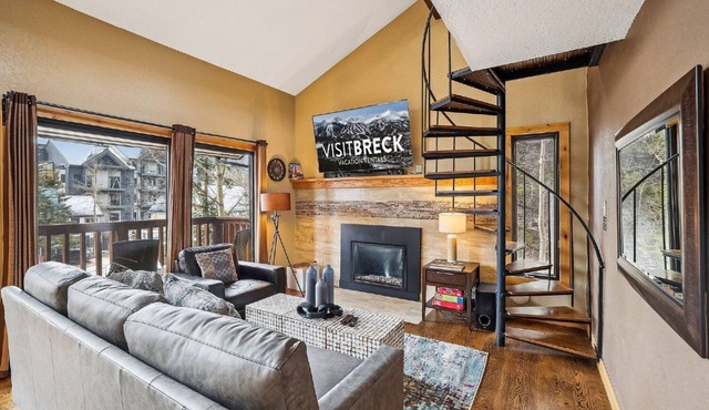 Ski-In Breckenridge Condo with Hot Tub & Mountain Views at 4 O'Clock Lodge A16.