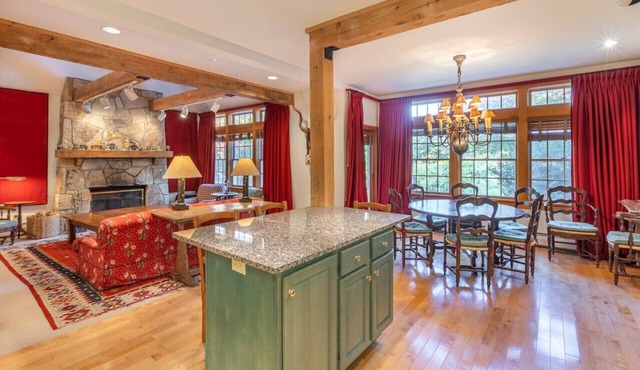 Ski on Ski Off Stratton Snowbridge Townhome with Hot Tub in Stratton