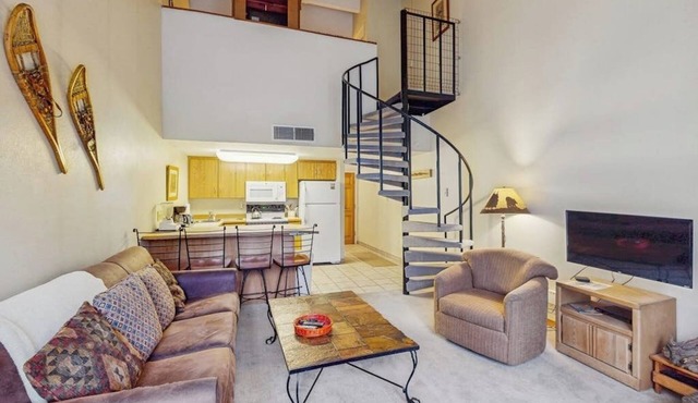 Skier studio with ski views, shared hot tub and sauna - close to ski lifts