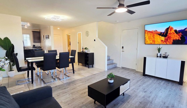 ⭐️⭐️⭐️⭐️⭐️ Sleek Design. Elevated Stay｜15 min to Downtown! ✅️ in Las Vegas