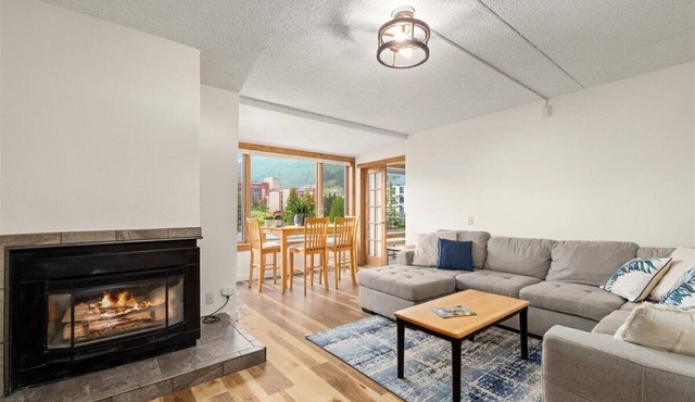 Sleek & Spacious Retreat in Center Village. Free wifi & covered parking space.