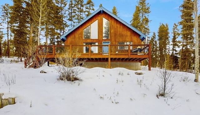 South-facing mountain-view cabin with deck, grill, fireplace & private hot tub