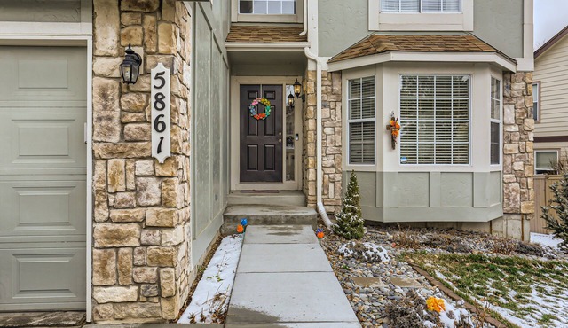 Spacious 1-bedroom basement apartment with WiFi, AC in fabulous Castle Rock