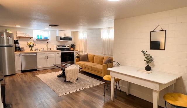 Spacious 2BR Garden Suite in Denver Highlands