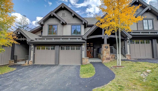 Spacious 2BR luxury Thunder townhome - ski-in, walk to gondola and Main Street