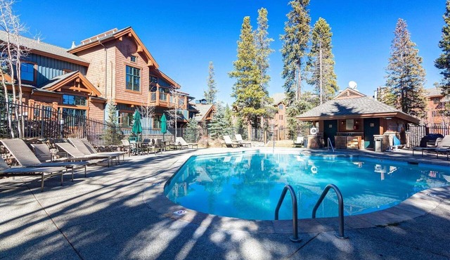 Spacious 2BR Thunder ski-in condo w/hot tubs & pools - walk to town & gondola!
