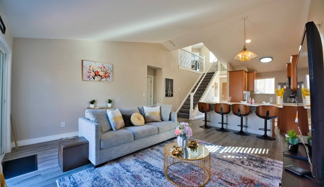 Spacious 3-bedroom townhome in gorgeous Denver, 10mls away to Denver Airport