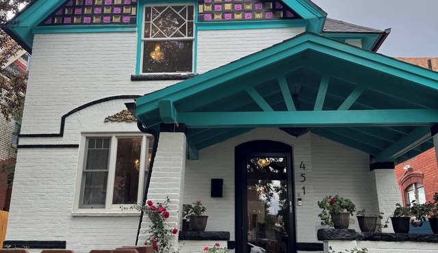 Spacious 4-bedroom house in charming Denver with AC
