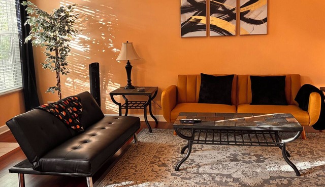 Spacious 4BR-2.5 bath Family-Friendly Retreat sleeps 8 in Hoffman Estates