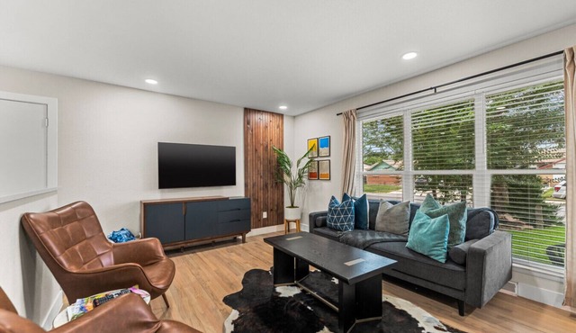 Spacious 5-Bed Home with Hot Tub