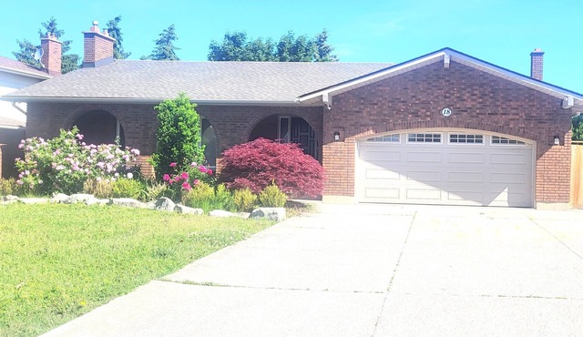 Spacious 5-bedroom bungalow in lovely Thorold with WiFi, AC in Thorold