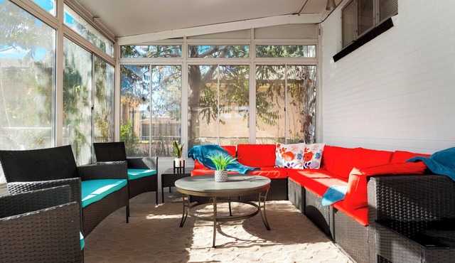 Spacious 5-bedroom house - Modern, Pet/Family friendly and Centrally Located!