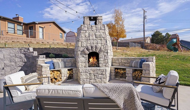 🏡Spacious 6-bedroom retreat sleeping up to 23, perfect for groups and family getaways. Enjoy a private hot tub, sauna, pool table, and cozy outdoor firepit—plus a backyard playset for kids to make unforgettable memories.