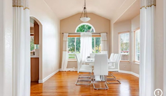 Spacious 6-bedroom. 4br. With luxury HOT TUB
