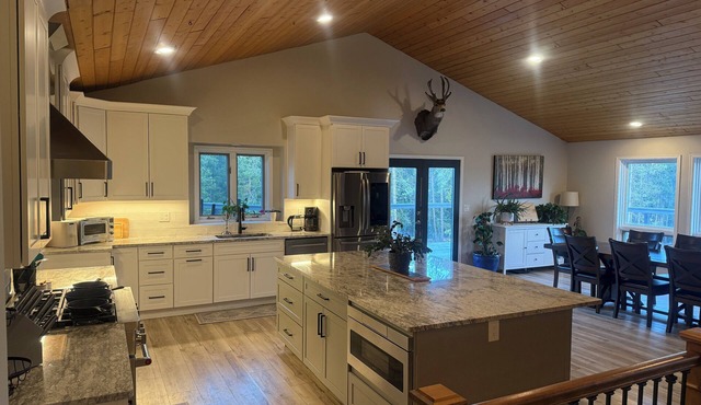 Spacious 6-bedroom house in Conifer, CO-Hot tub, Golf Sim, Home gym, Sauna!