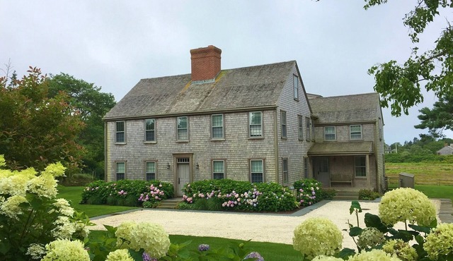 Spacious 6-bedroom Nantucket home, 1 mile walk to town, 3 acres, cul-de-sac in Nantucket