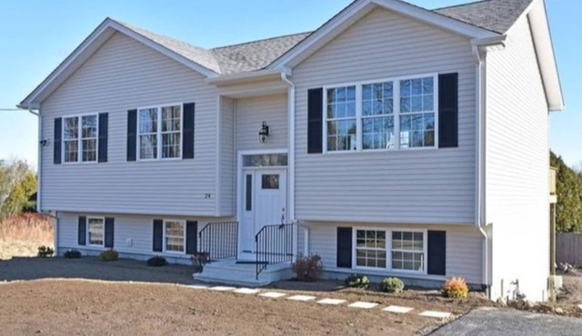 Spacious Bonnet Home Central to Narragansett Beaches and Newport in Narragansett