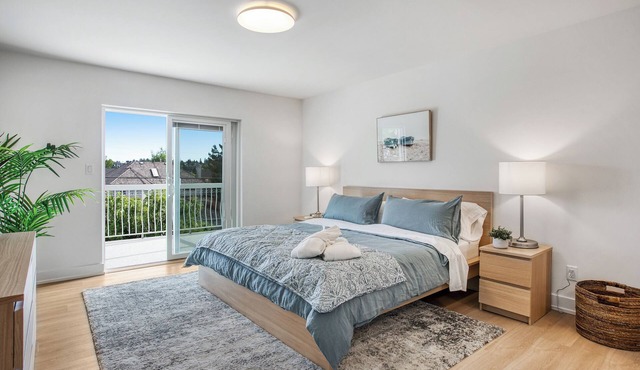 Spacious & Bright 3BR + 3BTH near UBC (direct road!) & Downtown in Vancouver