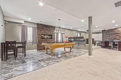 Spacious City Park Golf House - Hot Tub & Theater
