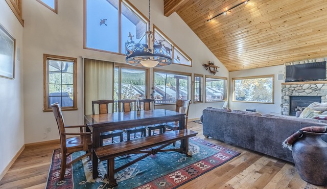 Spacious condo close to WP Ski Resort w/shared hot tub & evaporative cooler