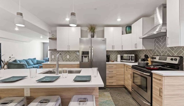 Spacious Dog-Friendly Jewel | Old Town North