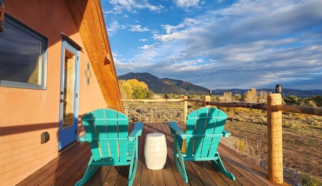 Spacious home with hot tub close to Taos Mountain and Town