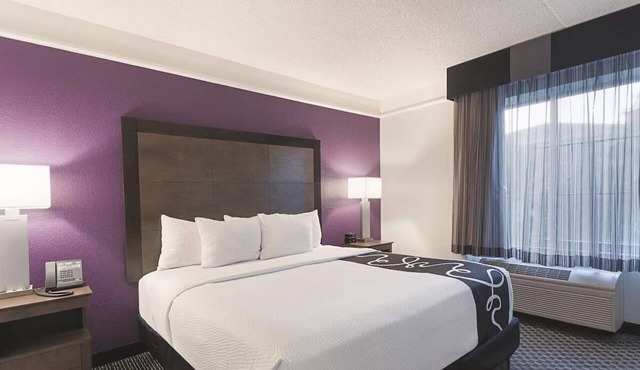 Spacious Hotel Room w/Outdoor Pool & Hot Tub – Seasonal Bliss