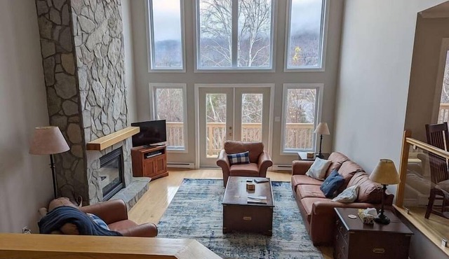 Spacious Lakeview Chalet - Humber Valley Resort in Pasadena