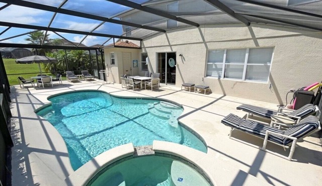 Spacious pool home with games room and hot tub (heating included) in Davenport