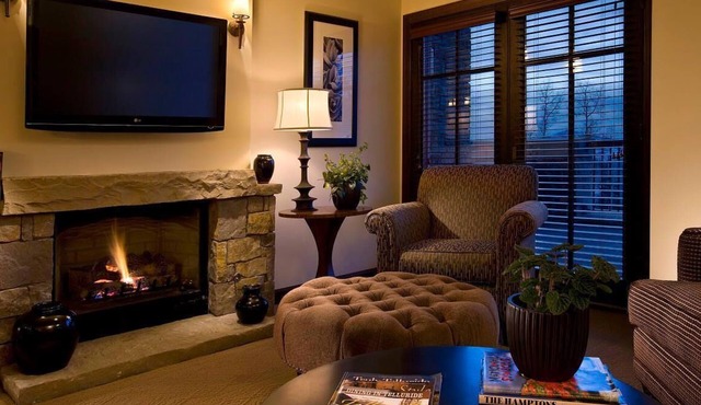 Spacious Suite w/Gas Fireplace, Private Balcony, and Soaking Tub