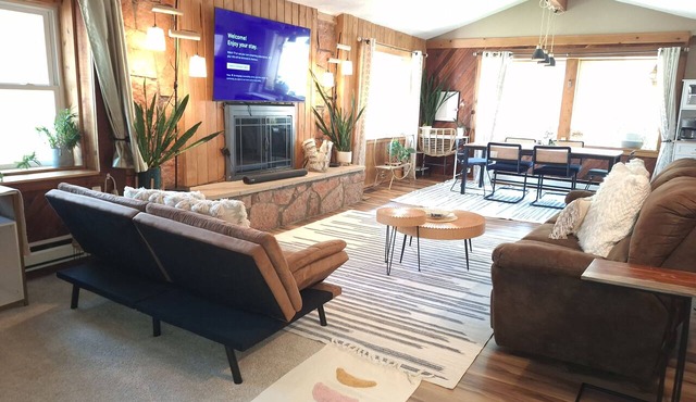 Spacious, Unique Creekside Cabin with Private hot tub