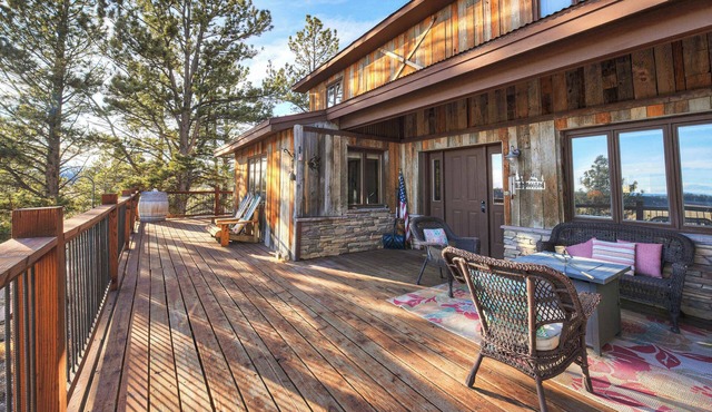 Spacious Valley View Lodge - Huge deck!