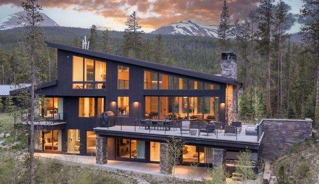 Spectacular Views, Close to town, Mountain Modern elegance and entertaining!