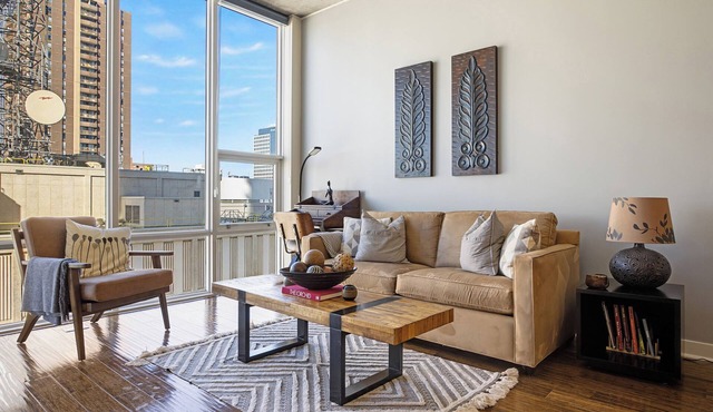 SPIRE 1703: 17th floor with incredible views, pool & fitness center!