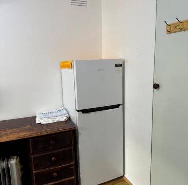 Springvale couple room with shared bathroom in Springvale South
