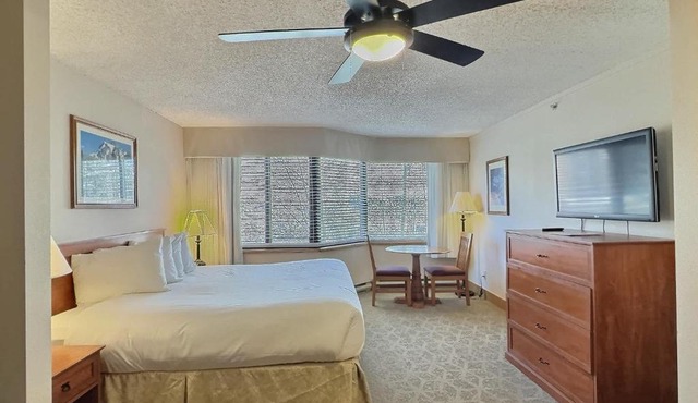 Stellar Location with Hot Tub Pool Steam Room & Gym Acces