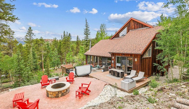 Stormbunker Paradise: Spacious home with stunning wooded views & hot hub!