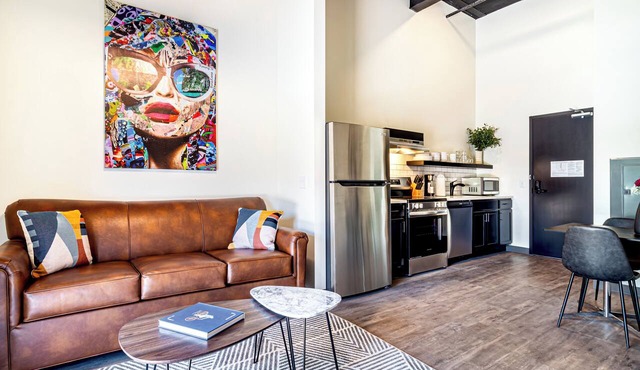 Studio Queen in the heart of downtown. in Madison