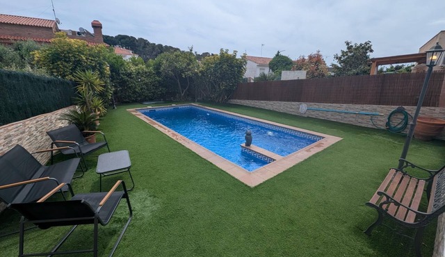 Studio with shared pool near the beach and Creixell town center. in Creixell