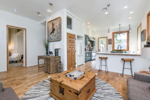 Stunning 2-Bedroom Home near Downtown Culver in Los Angeles