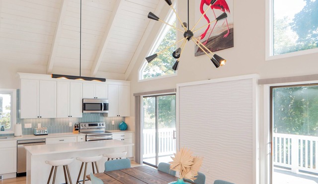Stunning, Chic Remodel! Beach House Minutes to Newport!