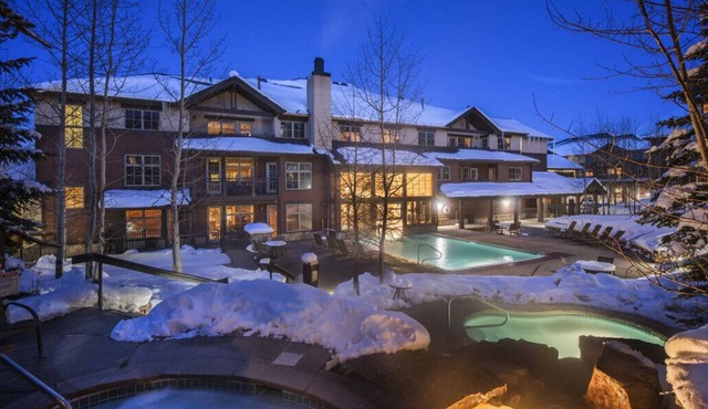 Stunning Ski-in Ski-out 2 Bedroom lodge with all the premium amenities Sleeps 8