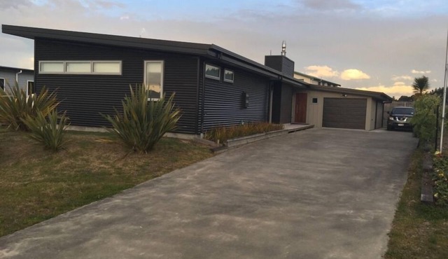 Stunning, Spacious & Modern Architectural Motuoapa Bach - Sleeps 12 in Motuoapa