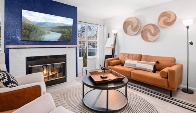 Stylish, 3 bed 2 bath townhome in Centennial! 24 minutes to Red Rocks!