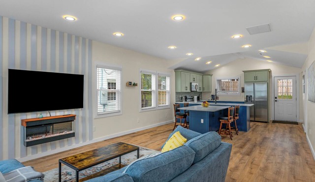 Stylish 4BR Haven Backyard and Fire Pit in Charlotte