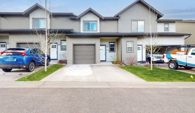 Stylish, dog-friendly retreat with grill & washer/dryer - near skiing & hiking